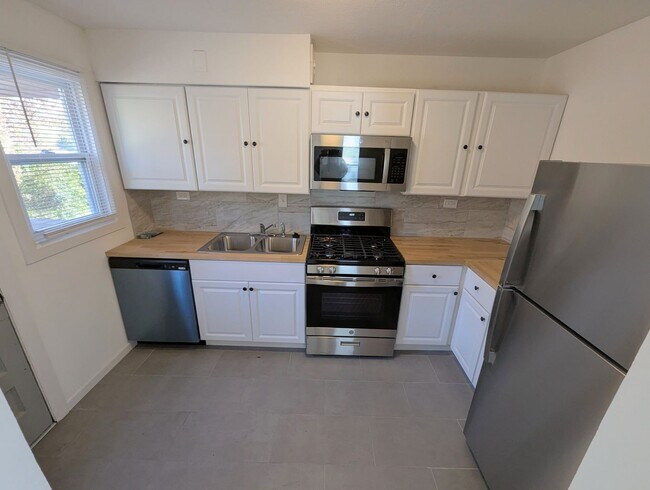 Building Photo - Updated Bungalow in Berkeley