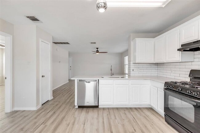 Building Photo - 3207 Barksdale Dr
