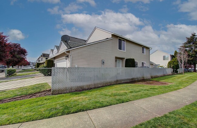 Building Photo - Welcome to this charming 2 bedroom, 2 bath...