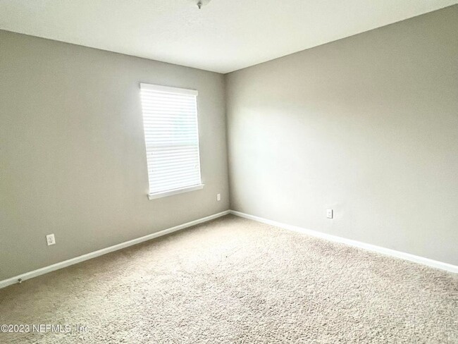 Building Photo - Large 4 bedroom home