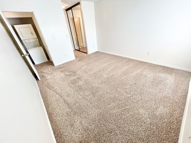 Building Photo - ADORABLE UPSTAIRS CONDO! 2 BEDROOM / 2 FUL...