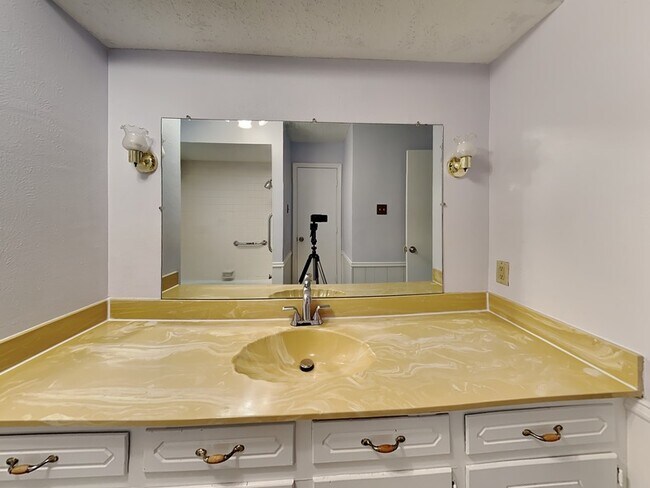 Building Photo - 7105 Rolling Fork Dr