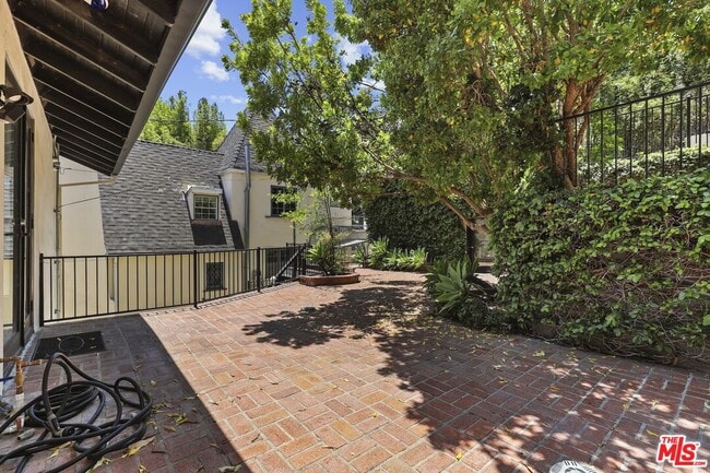 Building Photo - 5940 Manola Way