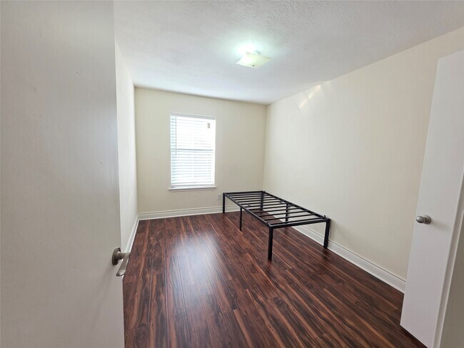 Building Photo - 8126 Golf Green Cir