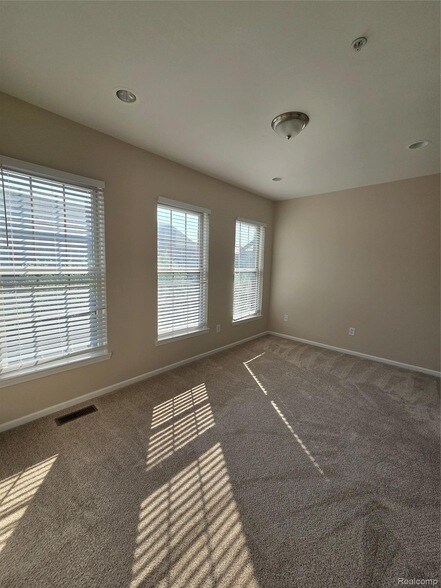 Building Photo - 526 Graten St