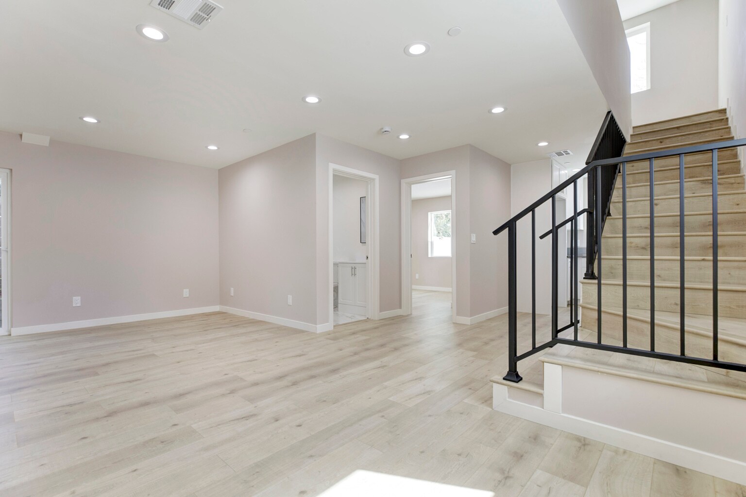 Building Photo - 15557 Wyandotte St