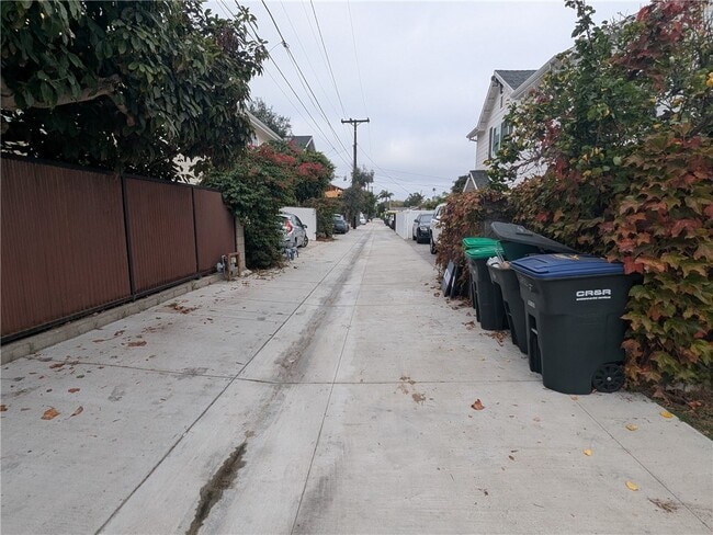 Building Photo - 233 Flower St