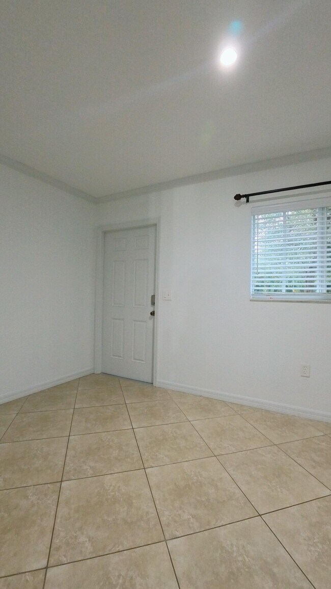 Building Photo - 1000 Palm Trail