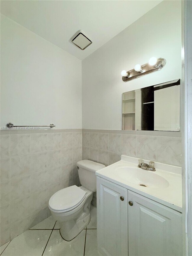 Building Photo - 660 W Park Dr