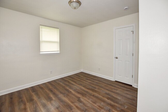 Building Photo - 936-938 Schumann Dr