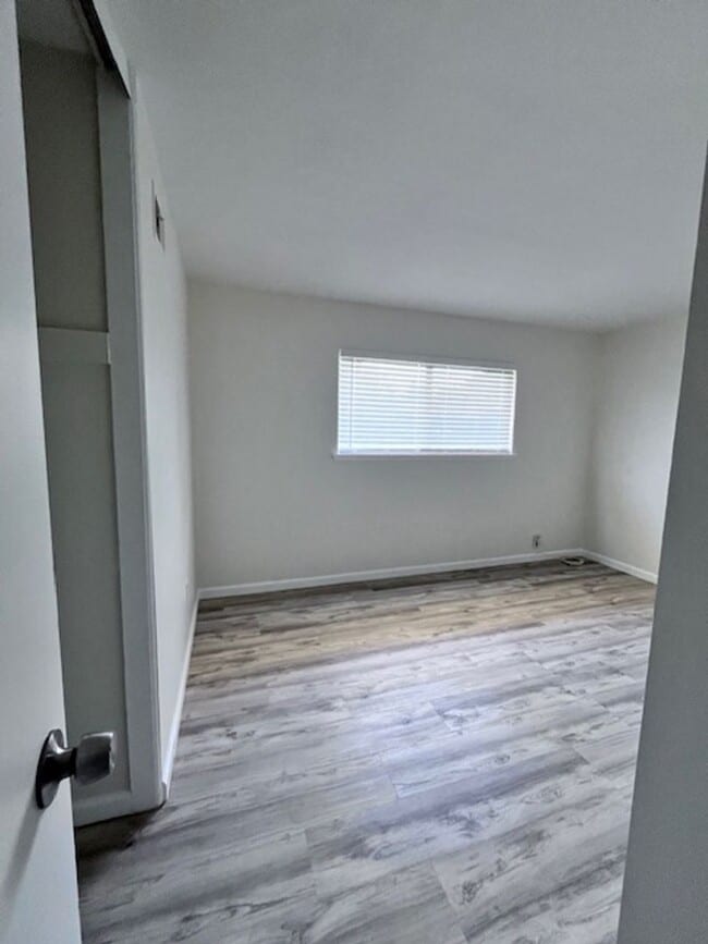 Building Photo - 102 Hillside Way