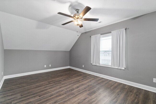 Building Photo - Pet Friendly Three Bedroom with Bonus!