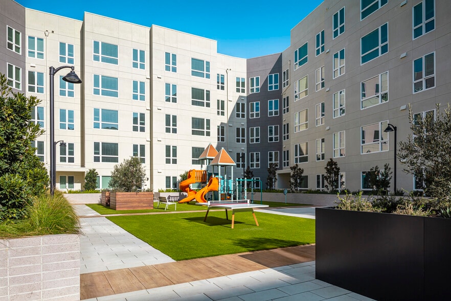 Building Photo - View at Blossom Hill