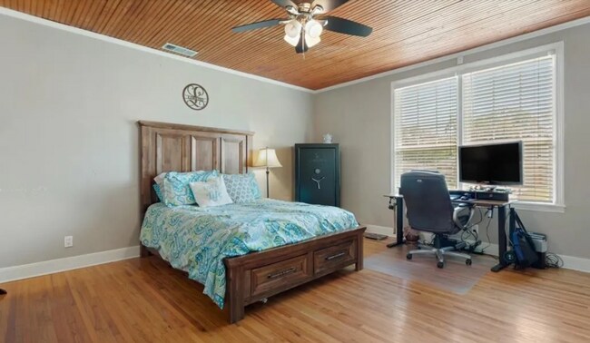 Building Photo - 1413 Augusta Ave