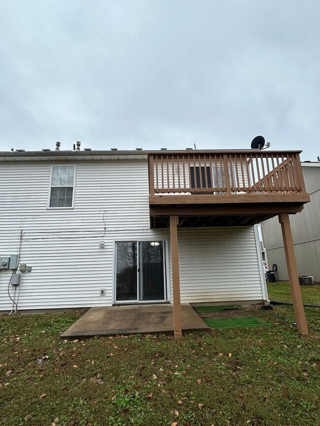 Building Photo - 3-Bedroom Duplex with Open Living Area & Private Owner’s Suite