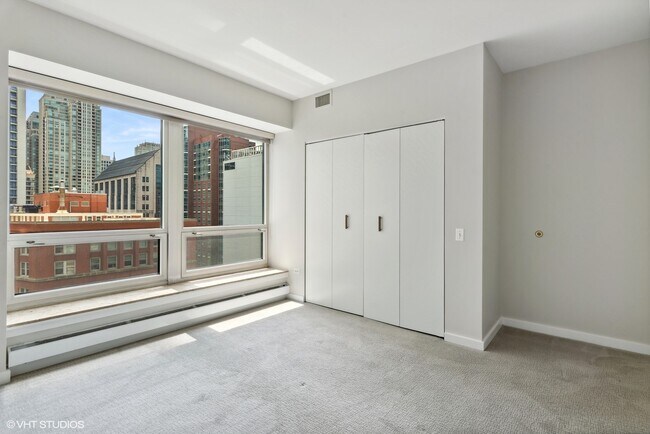 Building Photo - 57 E Delaware Pl