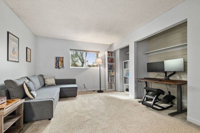Building Photo - Great 2 bed 2 bath town house centrally lo...