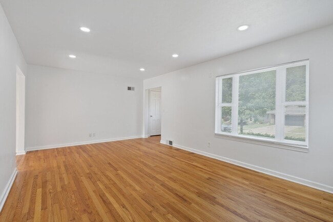 Building Photo - 504 Roland Ave