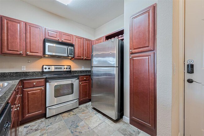 Building Photo - 7575 Kirby Dr