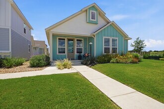 Building Photo - Townhome With Fenced Yard, Neighborhood Pickleball Court, Dog Park, Yard Maintenance Paid