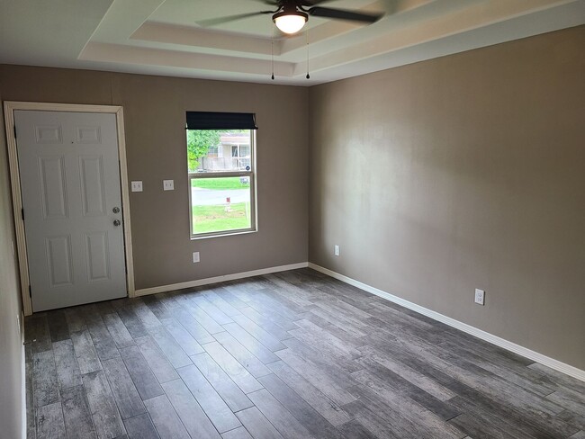 Building Photo - Quaint 3Bed/2Bath With a HUGE YARD!!