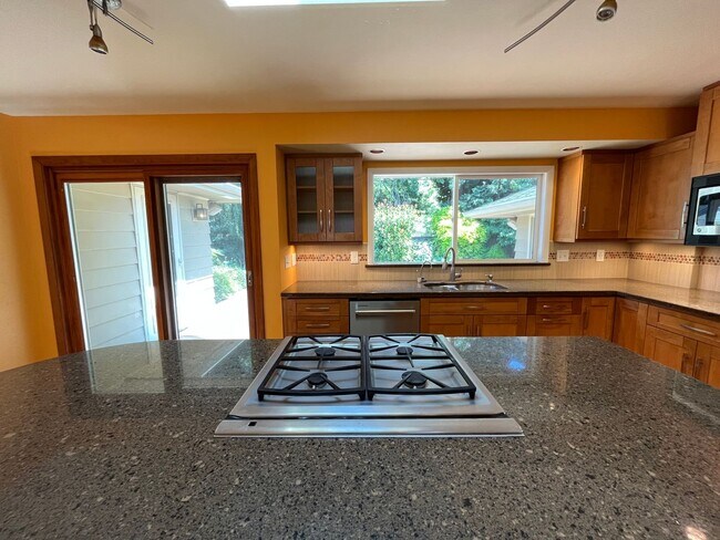 Building Photo - Amazing NE Portland 4Bd + 3Ba ~ House Sola...