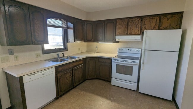 Building Photo - Everything on one level in West End duplex