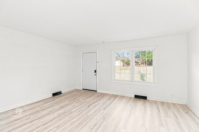 Building Photo - 3700 Driftwood Dr