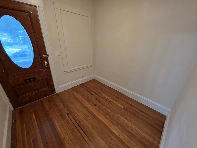 Building Photo - 1028 Fellsway