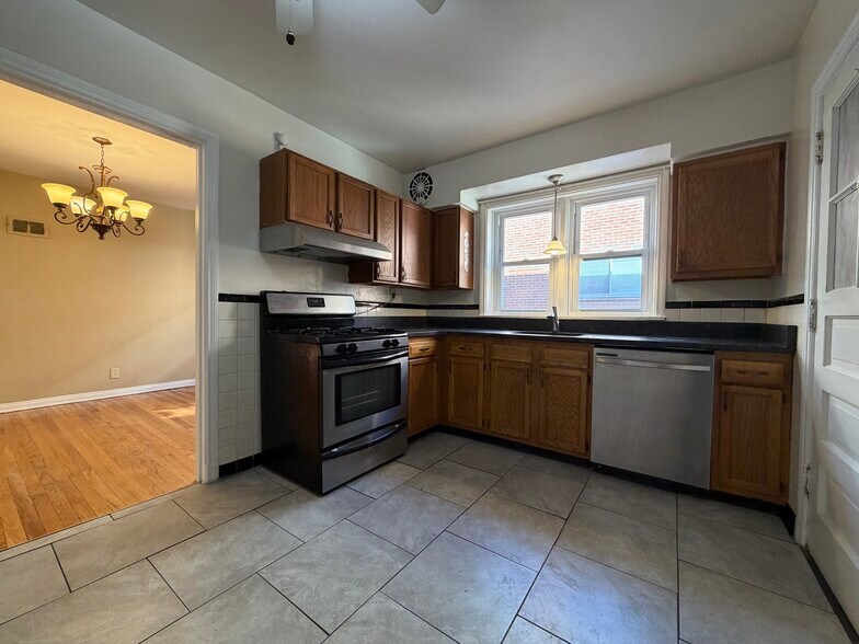 Building Photo - 420 S Hanley Rd