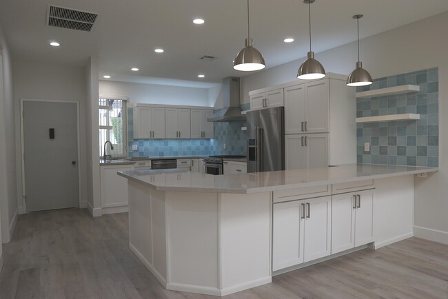 Building Photo - 204 N Hermosa Dr