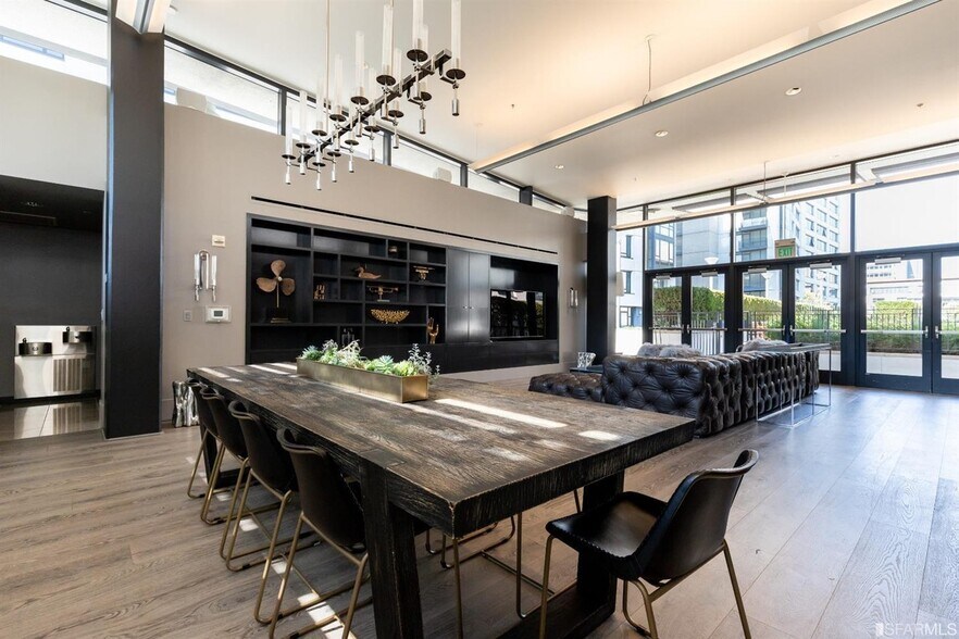 Clubhouse - 250 King St