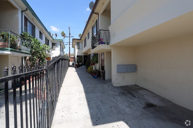 Building Photo - 162 N Mariposa Ave