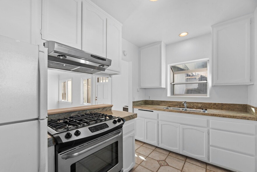 Building Photo - 303 28th St