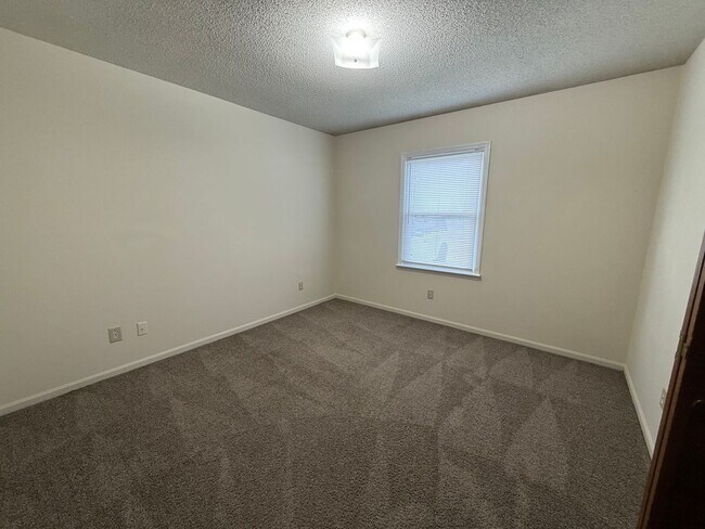 Building Photo - 2 Bedroom, 1 Bath Duplex