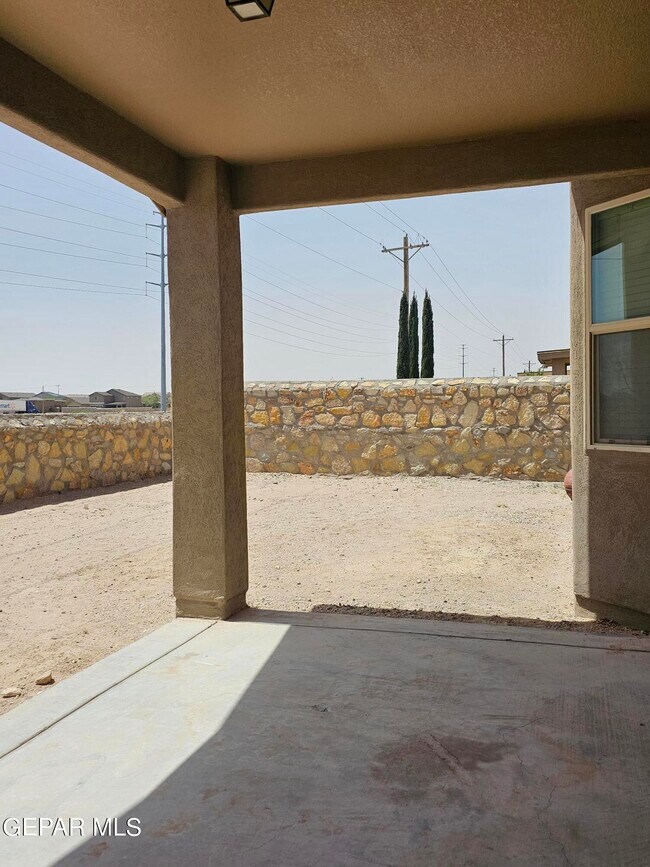 Building Photo - 14328 S Cave Ave
