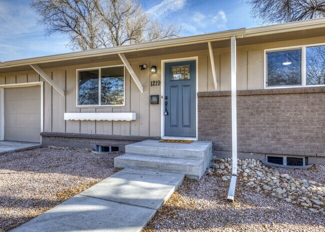 Building Photo - Newly Remodeled 5 Bed Home with Huge Yard