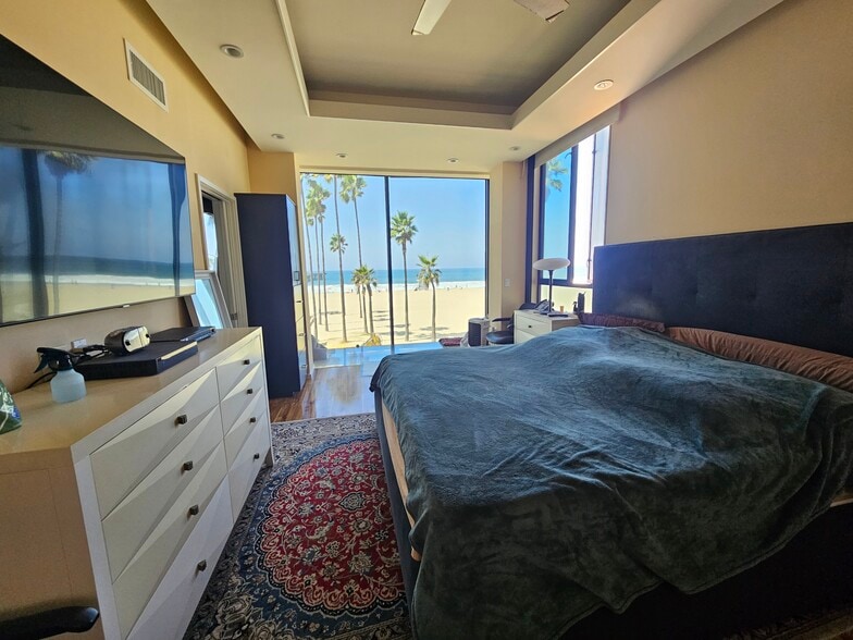 Building Photo - 3009 Ocean Front Walk