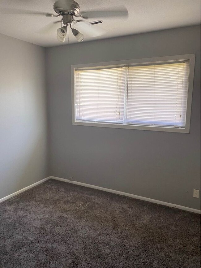 Building Photo - 605 Hillview Dr
