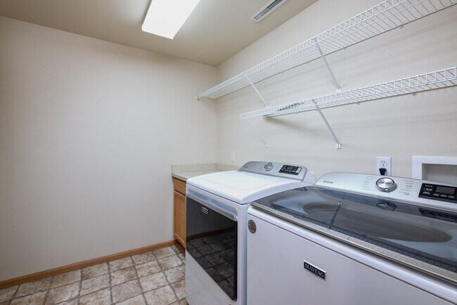 Building Photo - 3 bedroom 2 bathroom west end townhome