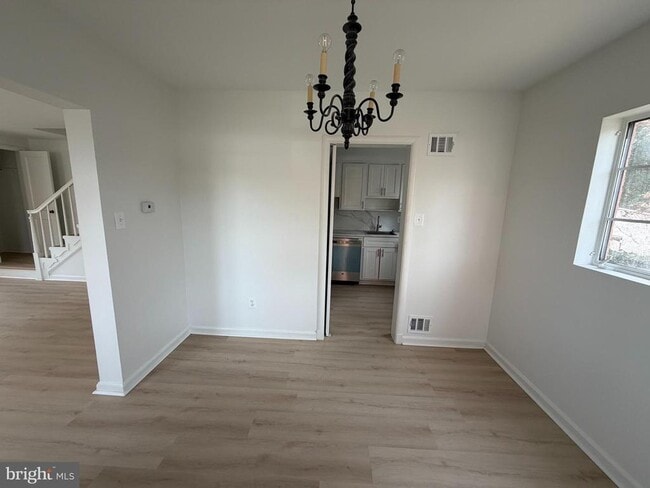 Building Photo - 1304 S Walter Reed Dr