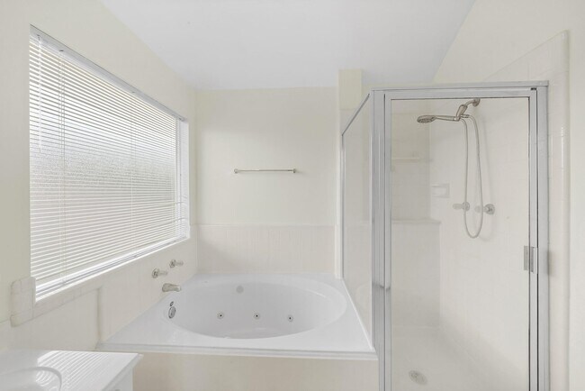 Building Photo - 15322 Vintage Oak Ln