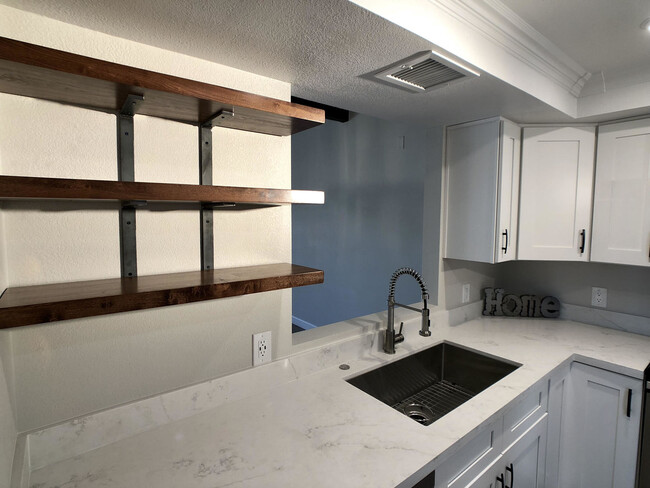 Building Photo - Fully Renovated 2bd/2 bath Scottsdale pati...