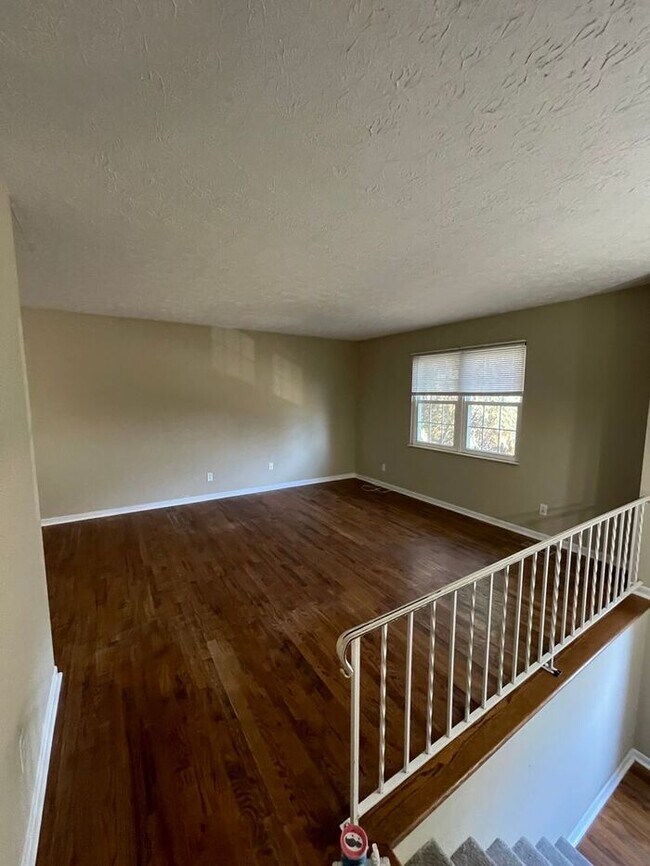 Building Photo - 3 bed, 2.5 bath, 2 car garage split foyer home in West Knoxville