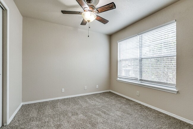 Building Photo - Charming 3/2/2 single-story home in highly desirable Westover Crossing