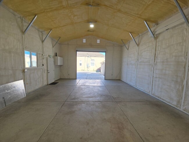 Building Photo - Beautiful 2 bedroom home with large detatched garage