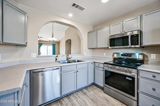 Building Photo - 757 E Wildhorse Dr