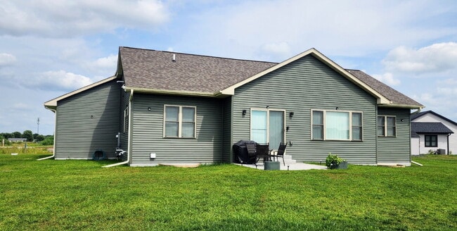 Building Photo - 5 Bedroom, 3 Full Bathroom House with 3 Ca...