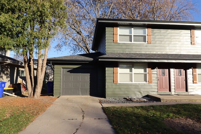 Building Photo - 3 Bedroom Duplex