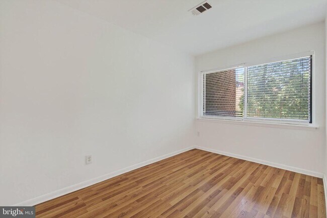 Building Photo - 11260 Chestnut Grove Square